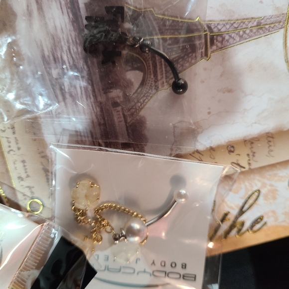 Belly piercings - Picture 4 of 5